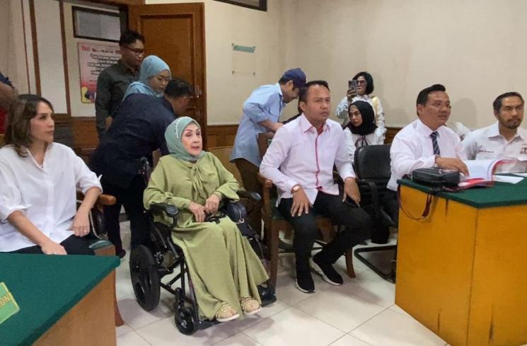 Ibunda Ferry Irawan pakai kursi roda jadi Saksi Sidang Cerai Perdana KDRT Venna Melinda